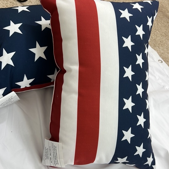 Set of two flag pillows new in plastic wrap - Picture 4 of 5